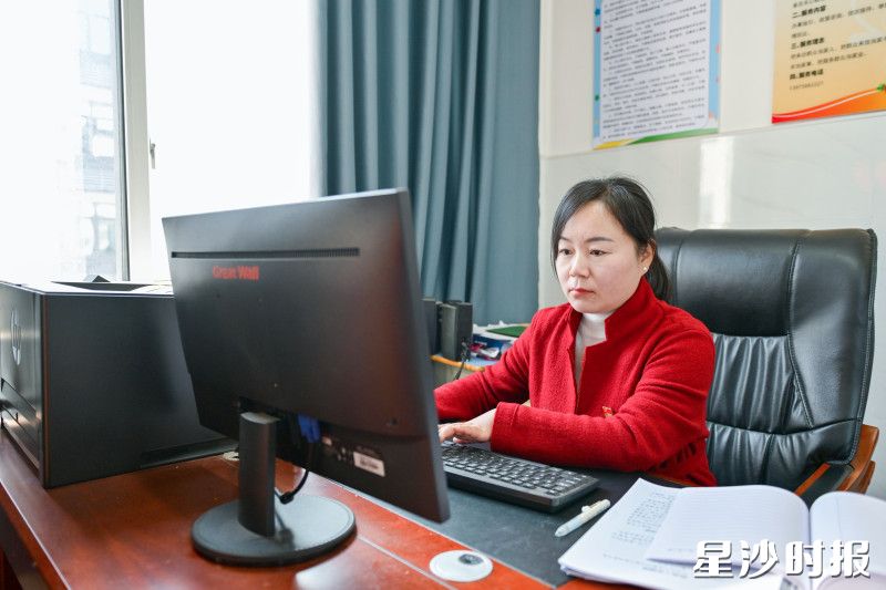 邬兰在修改代表建议。刘思源 摄