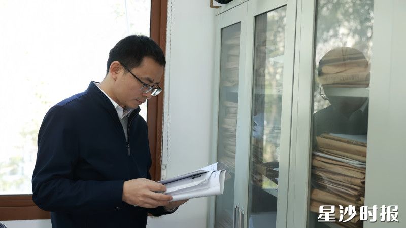 长沙县人大代表熊壮正在研究企业用工需求与大学生就业诉求间精准对接工作。吴俊贤 摄