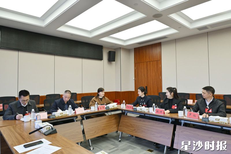 在领取大会资料后，代表们围坐一起讨论各自关切问题。刘思源 摄