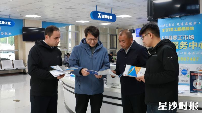 县人大代表与县人社局相关人员交流拆迁农民后续工作问题。吴俊贤 摄