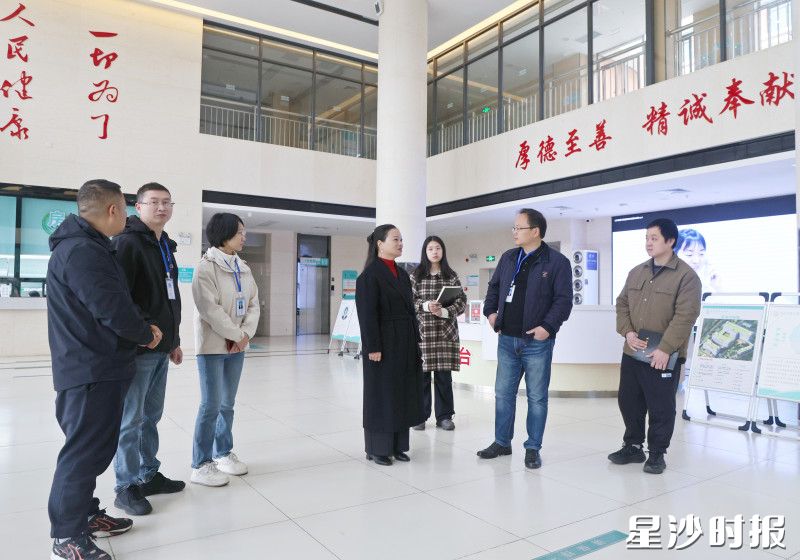 饶映霞（左四）在县第三医院调研。柳峥 摄