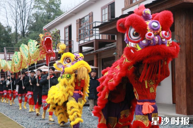 长龙街道金牌“店小二”舞龙舞狮队伍走街串巷为企为民送祝福。均为街道供图