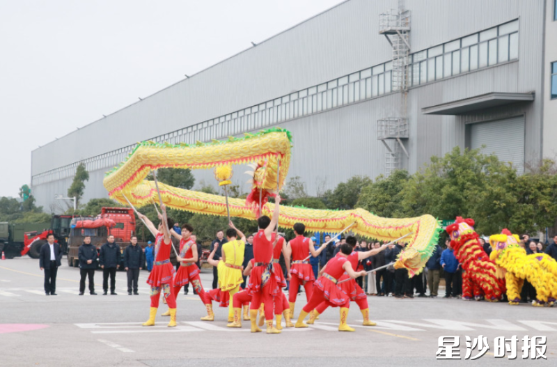 山河智能装备股份有限公司门口，龙狮队表演引得大家围观。