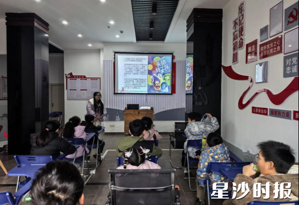 青年志愿者黄婷婷在活动现场开展观影分享。均为街道供图