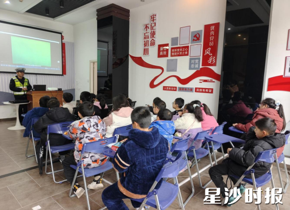 交警为小朋友普及交通安全小知识。