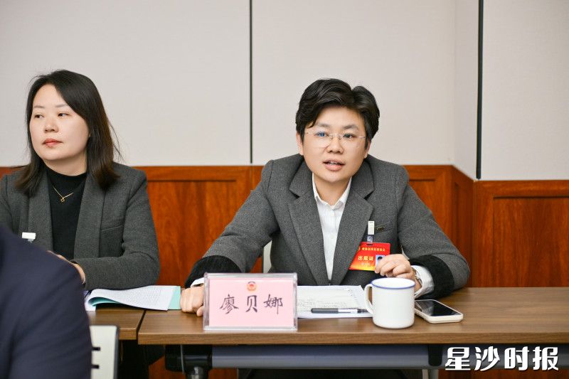 委员们讨论报告。刘思源 摄