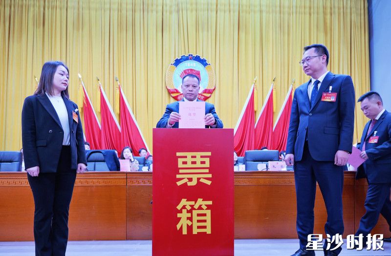 图为投票选举现场。