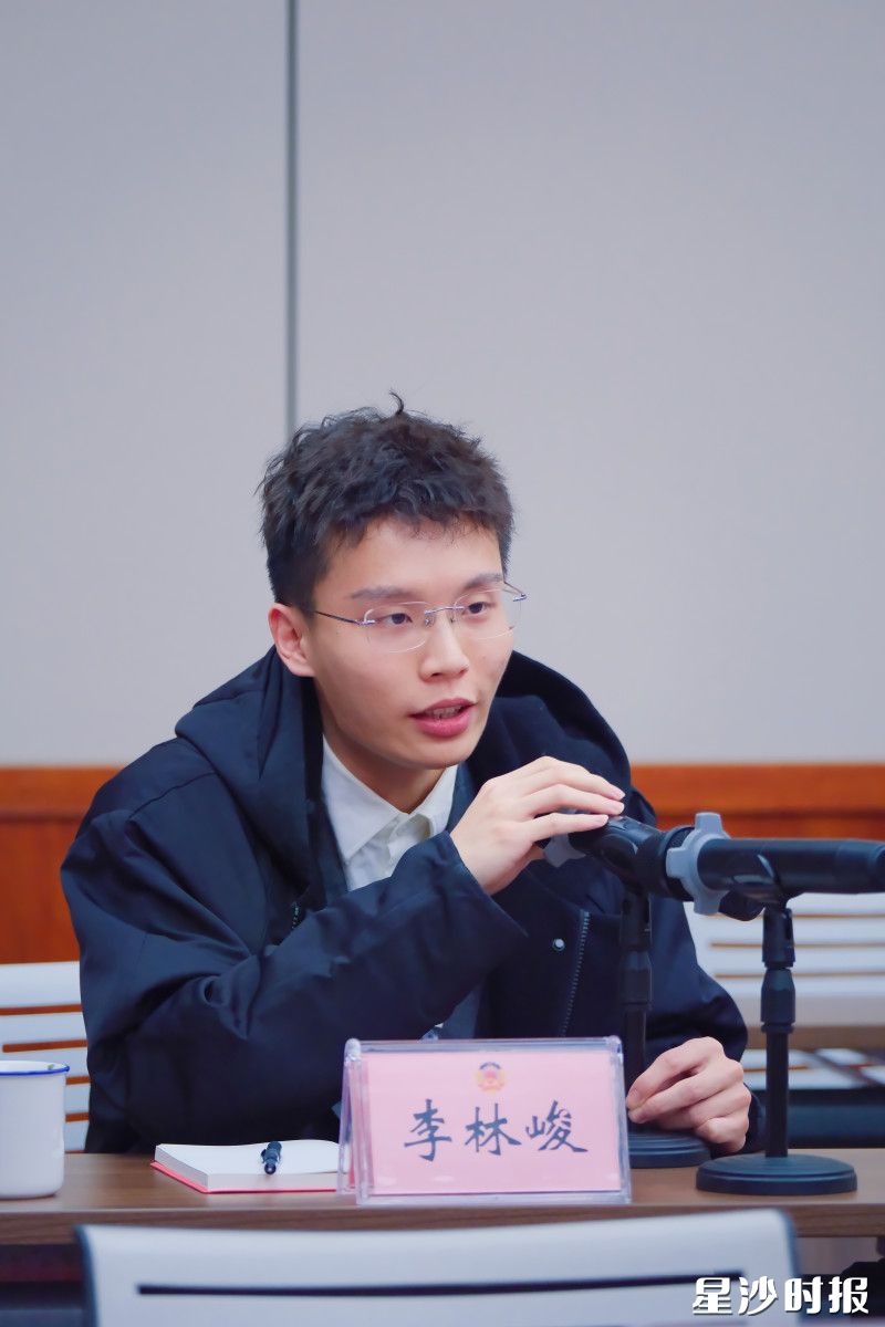 委员结合自身领域与履职实践，谈感受、话发展、献良策。李杰 摄