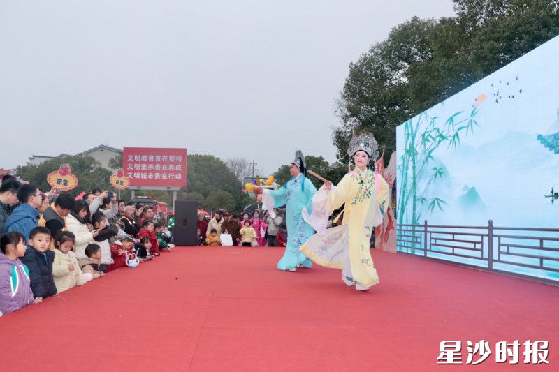 活动现场,黄梅戏表演引游客观看。赵佳慧 摄 活动现场,黄梅戏表演引游客观看。赵佳慧 摄
