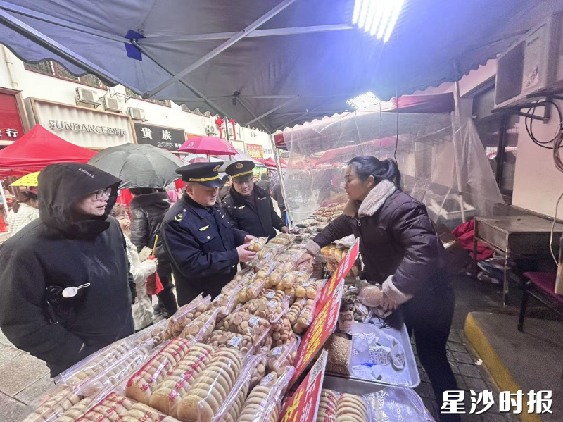 检查现场。 检查现场。