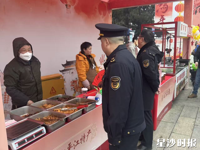 检查现场。 检查现场。