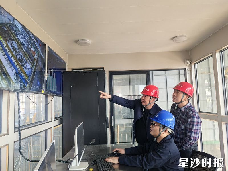 陈建良(左一)与技术人员进行交流。 陈建良(左一)与技术人员进行交流。