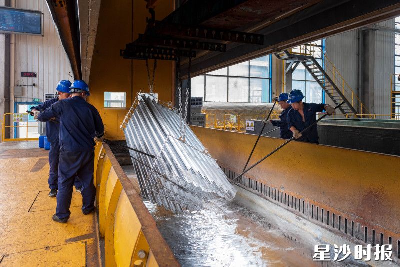 鑫胜电力车间内,工人进行热浸镀锌操作。均为李丹 摄 鑫胜电力车间内,工人进行热浸镀锌操作。均为李丹 摄