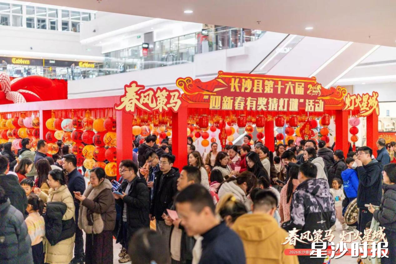 猜灯谜热闹非凡。