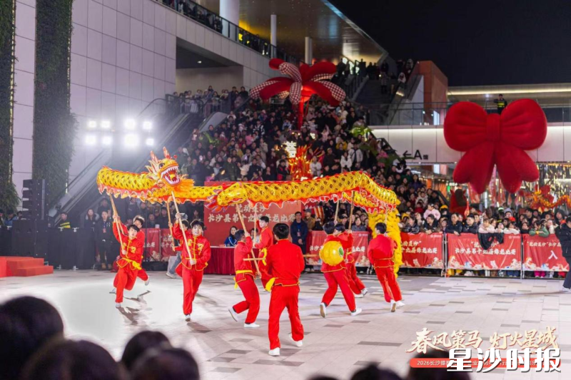 喜气洋洋的舞龙现场。