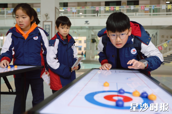 长沙华夏学校开展“骏马踏花 龙仔迎春”主题闯关活动。