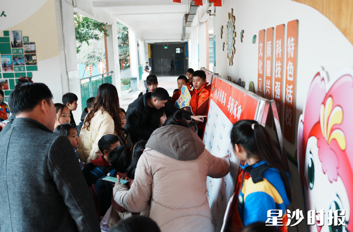 长沙市花园小学将传统文化元素与雷锋精神教育深度融合，为学生上好新学期“第一课”。