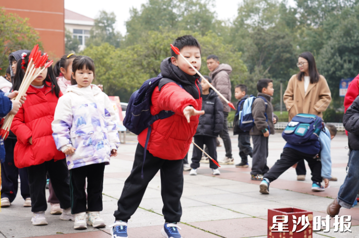 长沙市湘龙小学“神驹投福”投壶游戏考验着孩子们的专注与巧思。