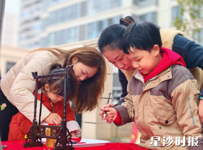 金香槟幼儿园布置了姓氏书写展板，以笔墨寄心意，开启成长之旅。