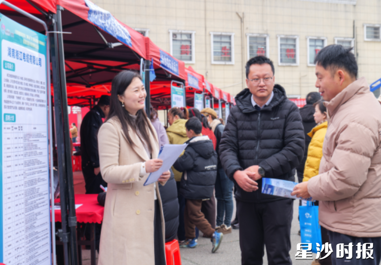 招聘单位人事负责人与求职者进行交流。