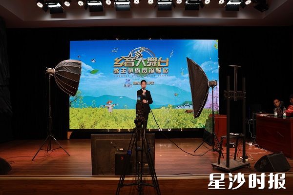 “乡音大舞台”歌王争霸赛海选开唱。