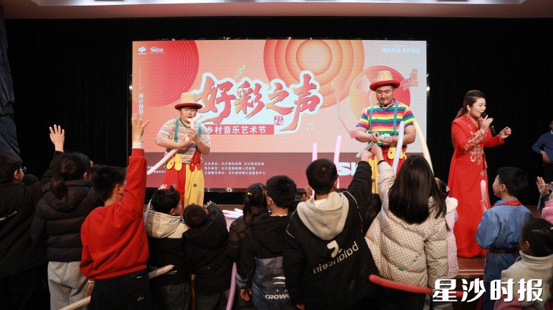 一个个节目轮番登场，既有传统年味，又有乡音乡情。