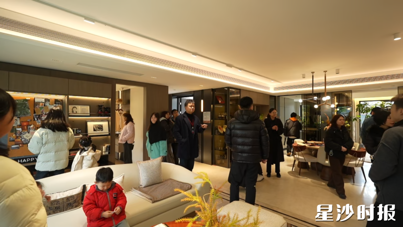 看房团在楼盘实地探访。