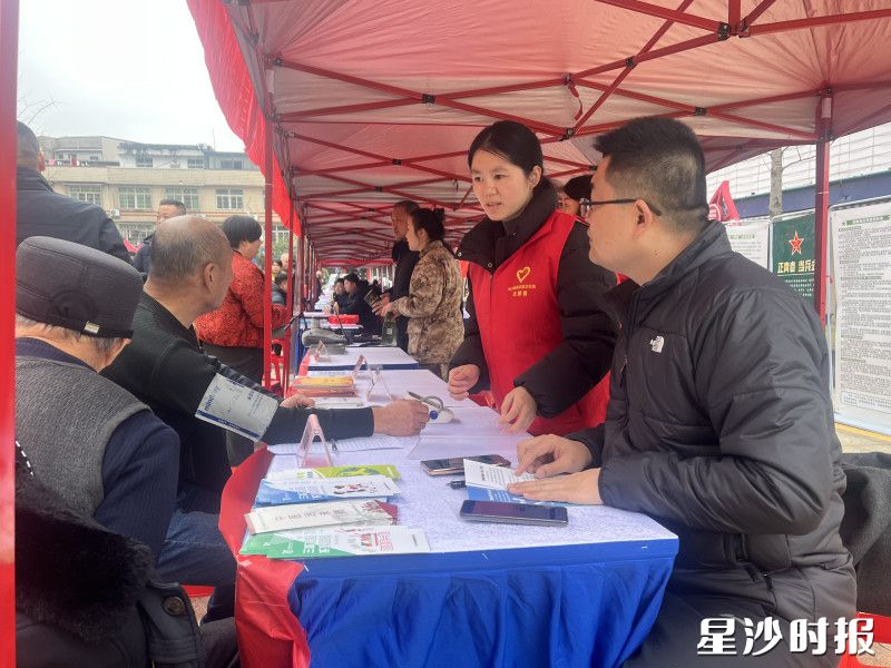 招聘会现场设置精神文明集市、征兵咨询、普法、量血压等展位。