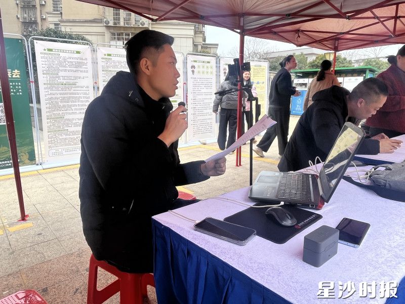 线上开通的直播同步进行，在线介绍现场情况和岗位信息。