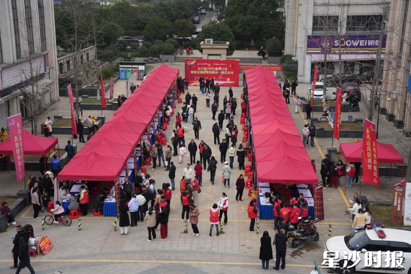 招聘会吸引了许多有求职需求的市民。均为王俊 摄