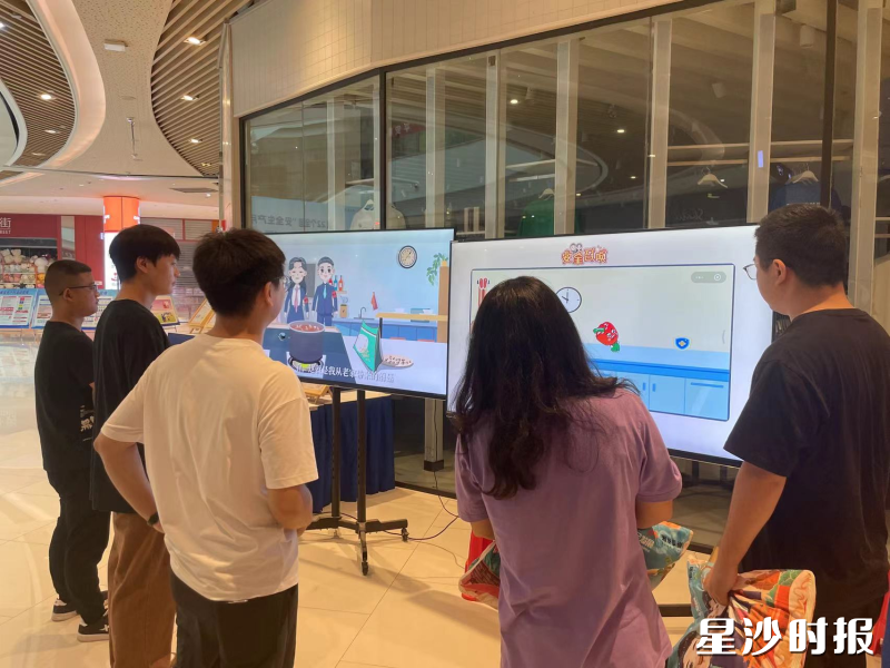 市民驻足参加消防安全主题游戏“安全召唤”。资料图片 均为湘龙街道供图