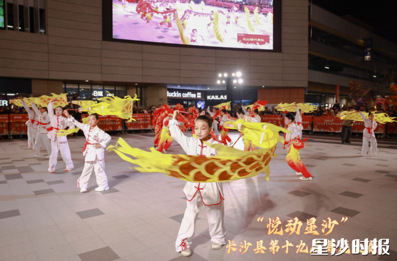 比赛现场，布龙飞舞。