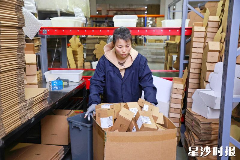 工人在打包电商订单货品。