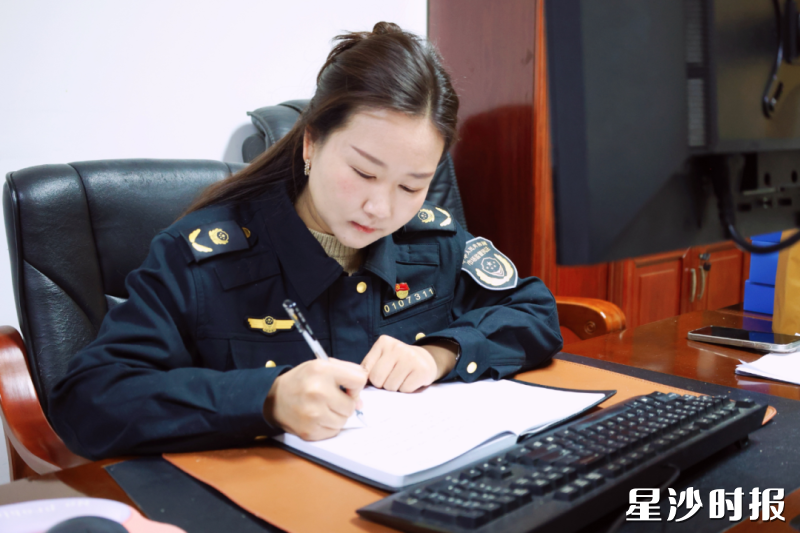 综合执法科副科长陈晓燕。胡欢欢 摄 综合执法科副科长陈晓燕。胡欢欢 摄