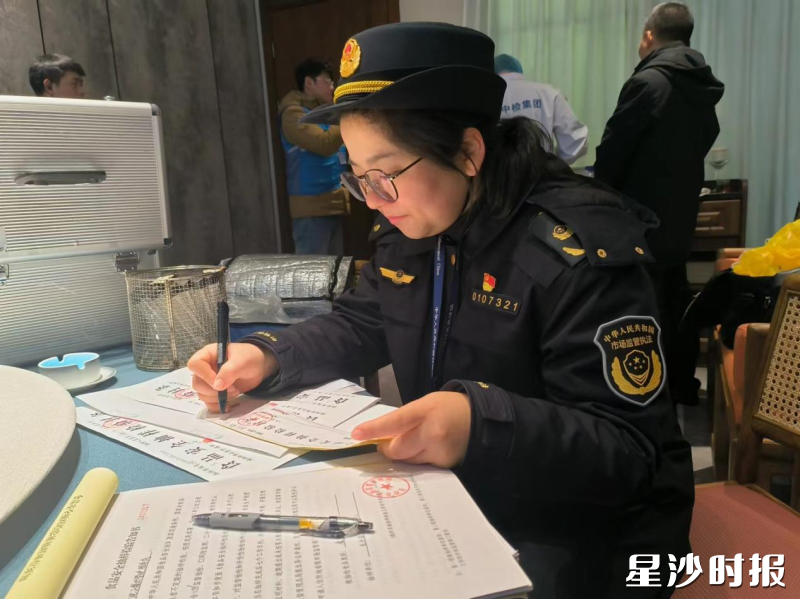 长沙县综合检测中心综合业务部部长戴斐。长沙县市场监管局供图