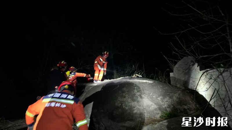 救援指战员分组进山搜寻。均为县消防救援大队供图