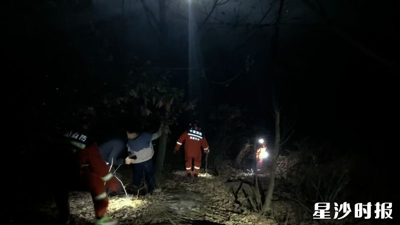 经过约3小时的全力搜寻，救援人员在山上一处隐蔽小树林中找到了迷路男子。