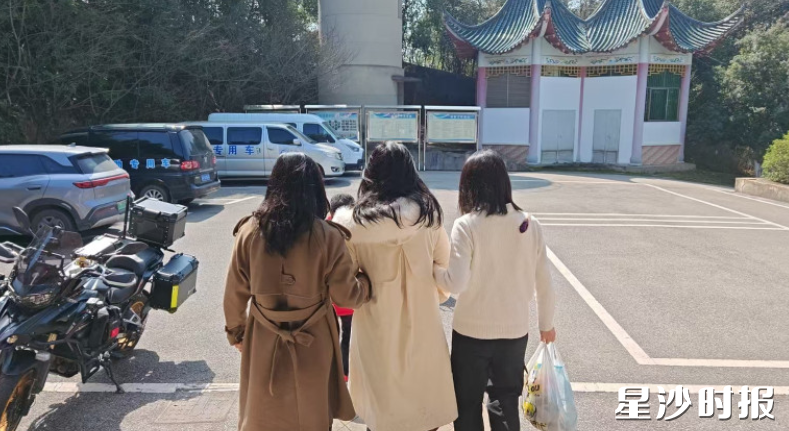 小玲在家人陪伴下踏上回家路。长沙县救助站供图