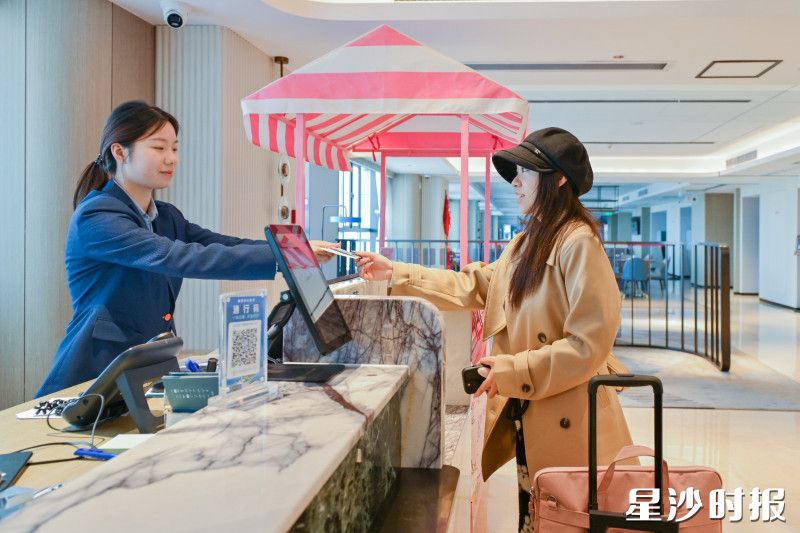 图为应届毕业生小白在办理入住手续。均为刘思源 摄 图为应届毕业生小白在办理入住手续。均为刘思源 摄