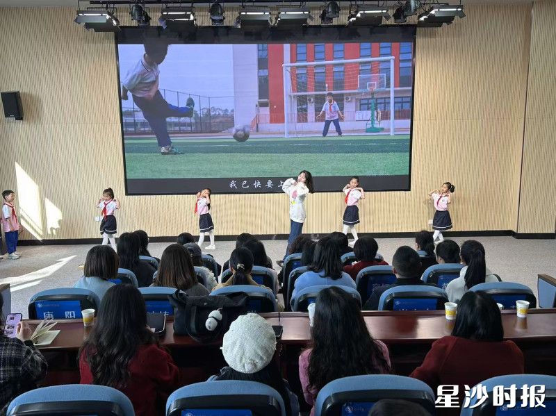 图为长沙市实验小学松雅学校的孩子们表演歌舞《松雅世界》。 图为长沙市实验小学松雅学校的孩子们表演歌舞《松雅世界》。