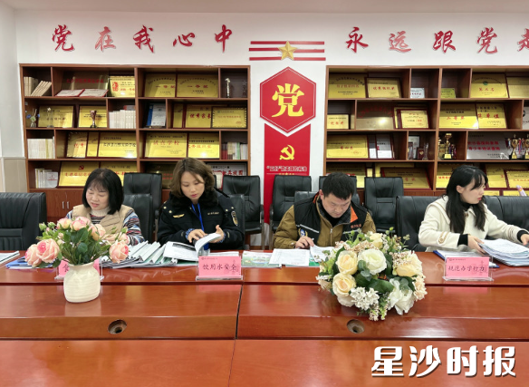 工作人员在检查相关台账。均为星沙街道供图