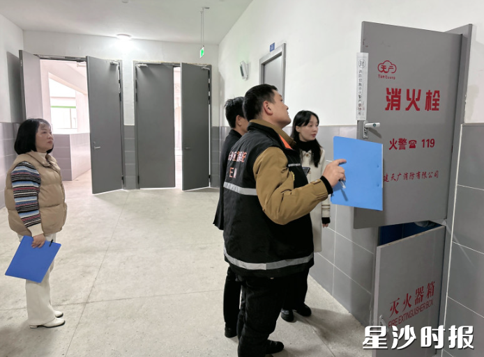 工作人员现场检查消防安全。