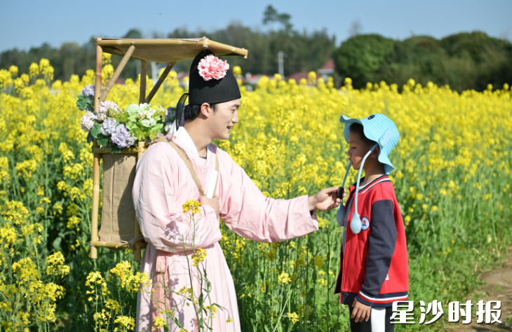 飞花令活动,小游客在花田里找花郎挑战。 飞花令活动,小游客在花田里找花郎挑战。