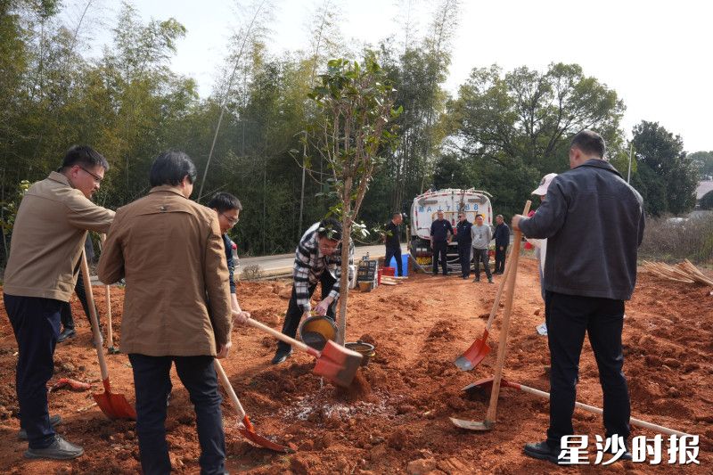 植树现场。均为黄花镇供图