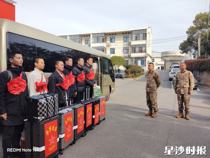 新入伍的新兵即将奔赴军营。 新入伍的新兵即将奔赴军营。