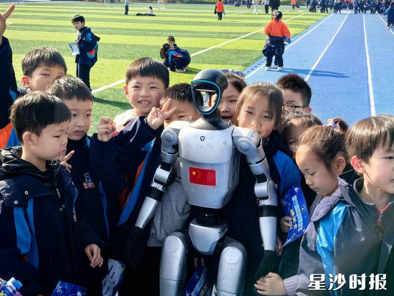孩子们开心地与机器人互动。