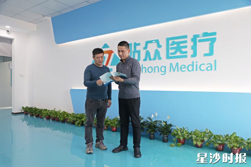 在湖南贴众医疗科技有限公司，“项目管家”(右）上门跟进新产品注册证申报工作。柳峥 摄