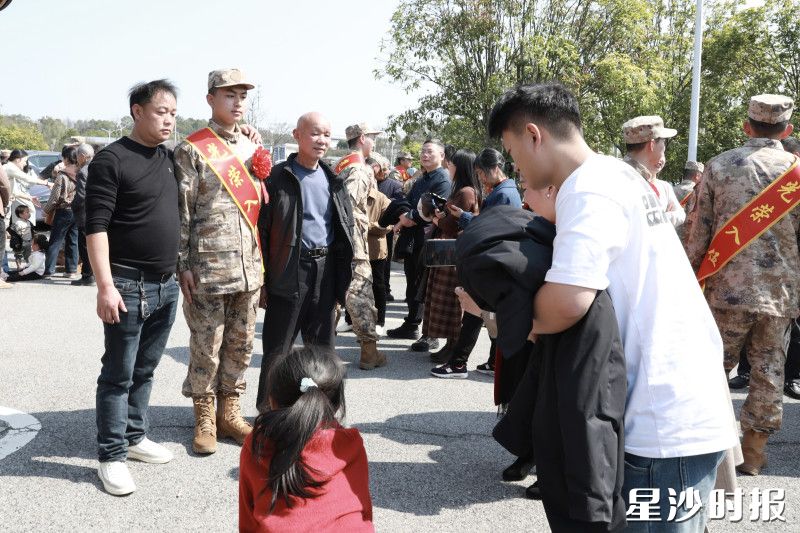 彭宇航与爷爷、父亲合影留念。