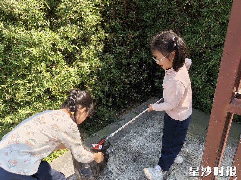 亲身实践让孩子们深刻体会到环保的重要性。均为长沙县志愿服务联合会供图