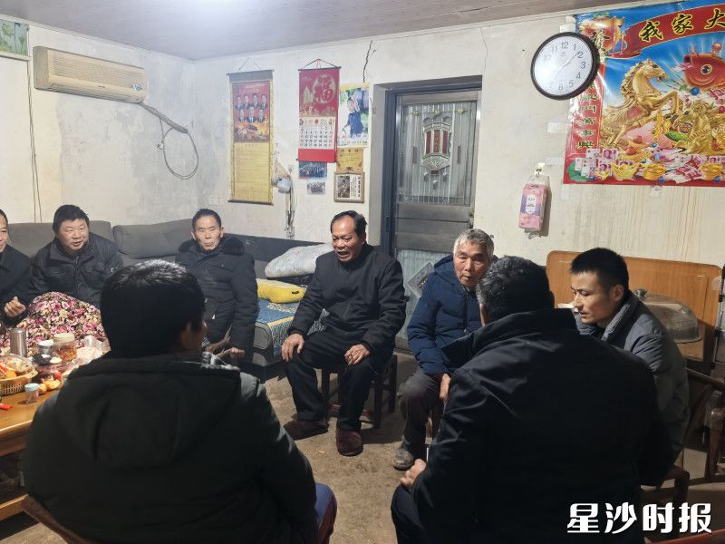 图为专班人员上户为村民解读政策。 图为专班人员上户为村民解读政策。